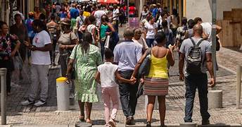 image décorative - photo d'une rue effervescente de Fort-de-France avec des personnes de toutes générations